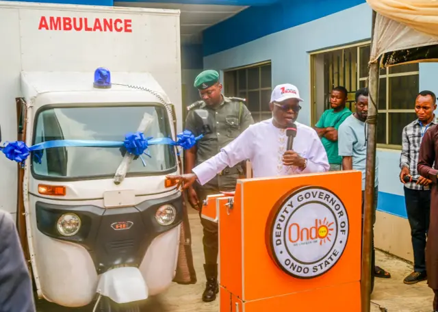 Osote Gọvanọ Ondo steeti bụ Olayide Adelami nọchitere anya Gọvanọ ha bụ Lucky Orimisan Aiyedatiwa na mmeme ahụ.
