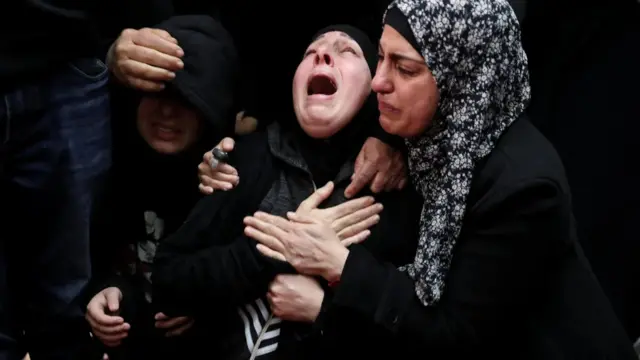 Mama wa Nasrallah Abu Siyam, mwenye umri wa miaka 19, anaomboleza kwenye mazishi yake siku ya Alhamisi.