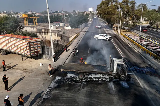 En varias zonas del Estado de Jalisco se registraron bloqueo de caminos y quema de vehículos.