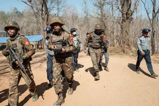 ၂၀၂၆ ခုနှစ်အတွင်း ရှမ်းမြောက်က မူးယစ်‌ဆေးဝါးထုတ်လုပ်တဲ့နေရာကို မီဒီယာတွေနဲ့ နိုင်ငံတကာအဖွဲ့အစည်းကိုယ်စားလှယ်တွေကို ခေါ်ဆောင်ပြတဲ့ စစ်သားနဲ့ ရဲတွေ