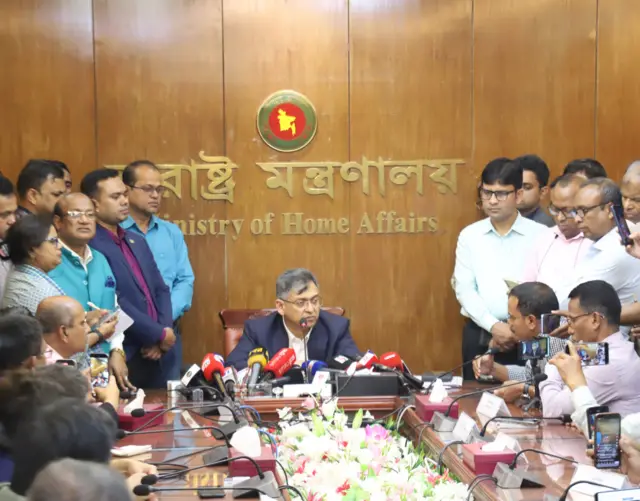 সংবাদ সম্মেলনে স্বরাষ্ট্রমন্ত্রী সালাহউদ্দিন আহমদ