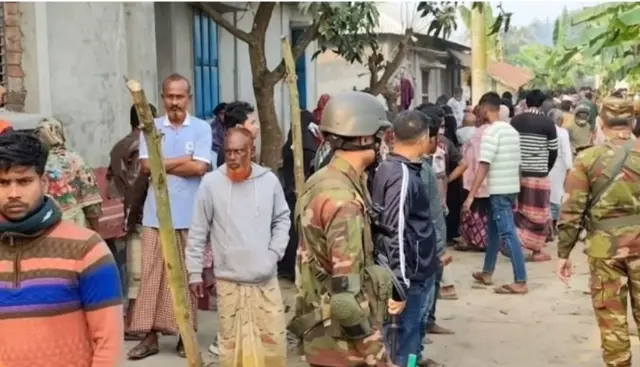ঘটনাস্থলে পুলিশ এবং সেনা সদস্যরা কাজ করছেন