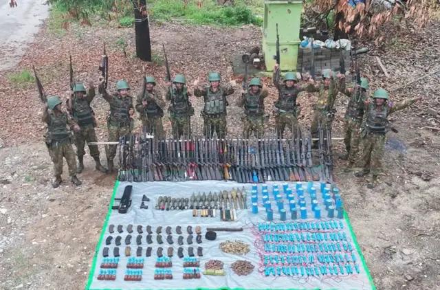 စစ်တပ်က သပိတ်ကျင်းမြို့ကို သိမ်းပြီးနောက် တွေ့ရတဲ့ စစ်သားတွေနဲ့ လက်နက်ခဲယမ်းတွေ(ပုံဟောင်း)