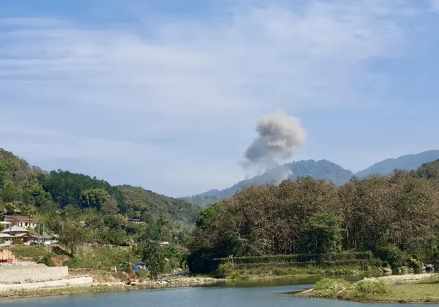 ၂၀၂၄ ခုနှစ်တုန်းက လိုင်ဇာမြို့အနီးကို စစ်တပ်က လက်နက်ကြီးနဲ့ပစ်ခတ်မှုဖြစ်အပြီးမြင်ကွင်းလို့ ဒေသတွင်း သတင်းဌာန Simsa Kasa က ဖော်ပြခဲ့