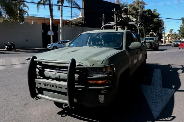 Militares mexicanos patrullan una calle en Guadalajara, Jalisco