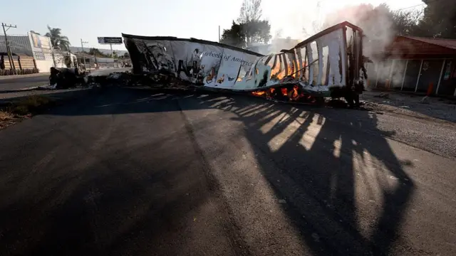 un camión incendiado en una carretera en jalisco