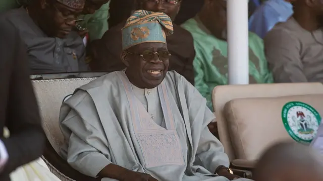 Foto Onyeisiala Bola Tinubu na-achị ọchị