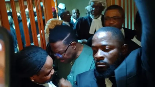 Mike Ozekhome na ndị ọzọ mgbe ha nọ n'ụlọikpe.