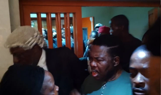 Mike Ozekhome na ndị ọzọ mgbe ha nọ n'ụlọikpe.