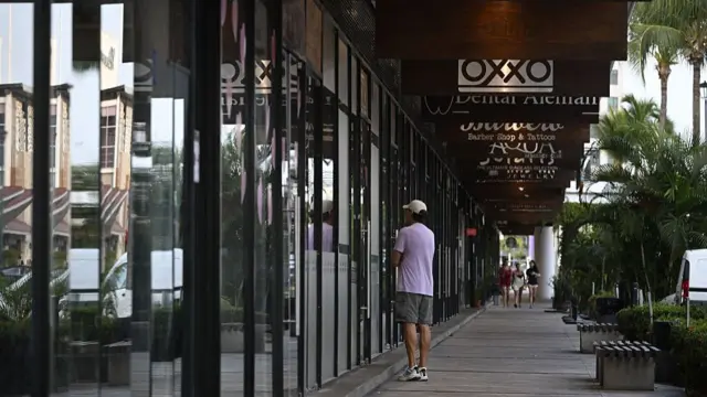 Un hombre delante de comercios cerrados en una calle de Puerto Vallarta