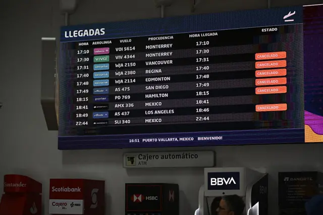 Pantalla de llegadas de vuelos en el aeropuerto de Puerto Vallarta que muestra cancelaciones.