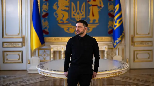 Владимир Зеленский позирует во время фотосессии в кулуарах интервью с журналистами AFP в Киеве 20 февраля