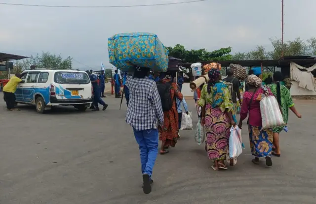 abantu bikoreye imizigo, imodoka ntoya yunguruza abantu