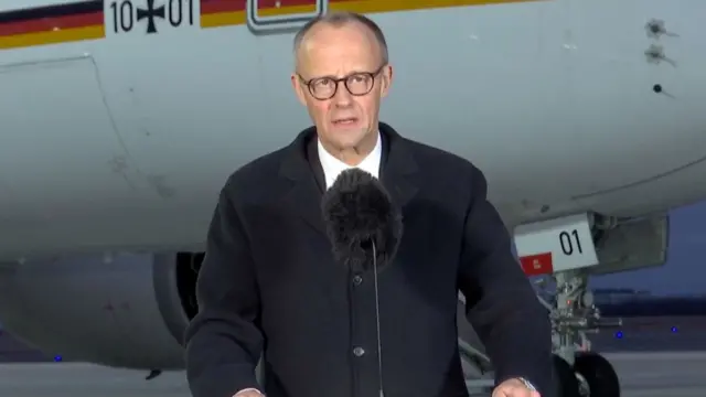 ፍሬድሪክ መርዝ ኣብ ቅድሚ ነፋሪቱ ንጋዜጠኛታት እናተዛረበ