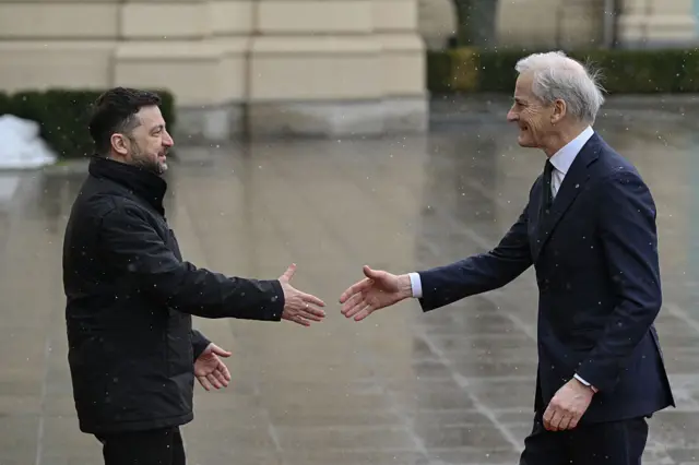 25 февраля Владимир Зеленский принял в Киеве премьер-министра Норвегии Йонаса Гара Стере