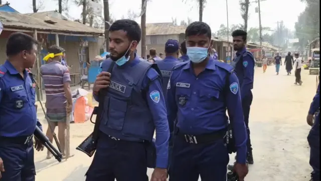 পুলিশ সদস্য।