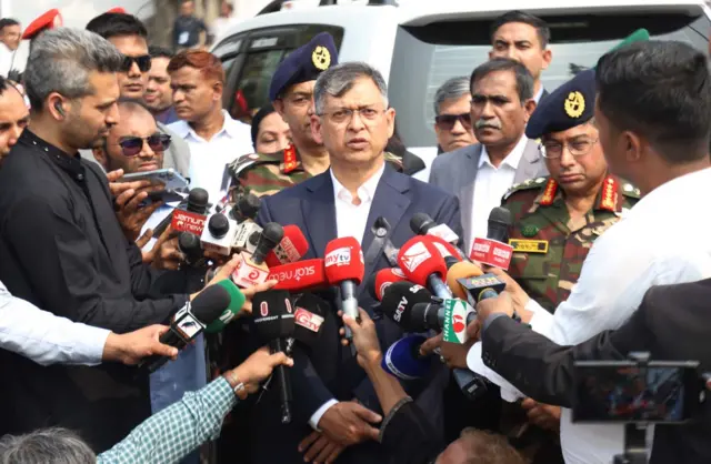 স্বরাষ্ট্রমন্ত্রী সালাহউদ্দিন আহমদ সাংবাদিকদের সঙ্গে কথা বলেন