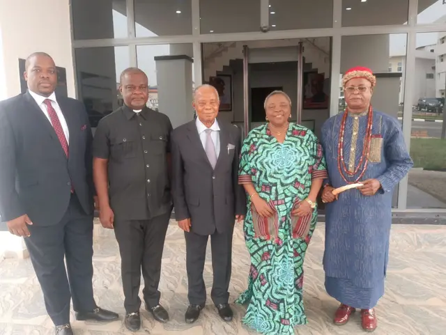 Ụmụnwoke anọ na otu nwaanyị ndị ga-eleba anya n'oche ọchịchị Eze Uzu nke Awka