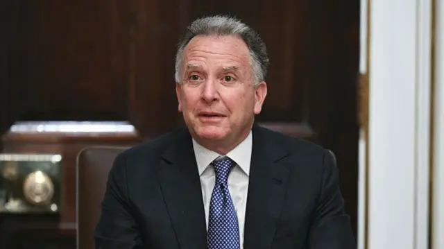 استیو ویتکاف با کت سیاه و کراوات آبی