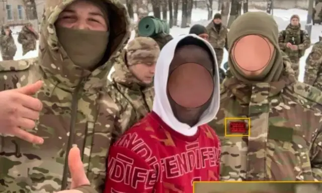 Abantu bambaye impuzu za gisirikare bafunze mu maso