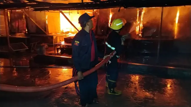 မနေ့ညပိုင်းက အာဟာရသုခစျေး မီးလောင်မှုကို မီးသတ်တပ်ဖွဲ့နဲ့အတူ အရပ်ဘက်အဖွဲ့အစည်းတွေလည်း ပါဝင်ငြှိမ်းသတ်ခဲ့တယ်လို့ ကူညီခဲ့တဲ့အဖွဲ့တွေက ပြောပါတယ်