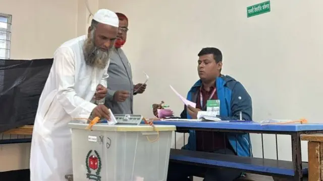 নির্বাচনে ভোট দিচ্ছেন একজন ভোটার