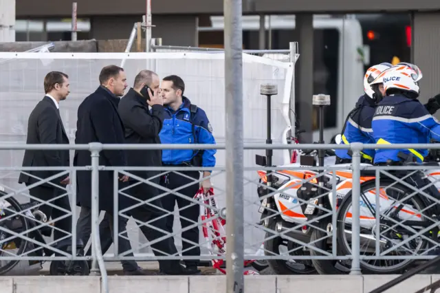 Глава украинской делегации Рустем Умеров покидает место проведения переговоров