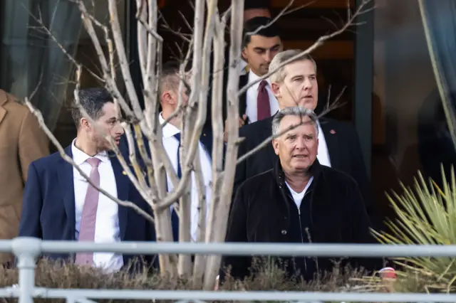 Стивен Уиткофф на выходе из гостиницы в Женеве, где проходили переговоры