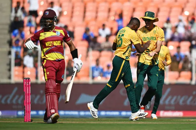 शे होप का विकेट लेने के बाद जश्न मनाते साउथ अफ़्रीकी गेंदबाज़ रबाडा