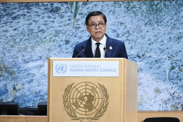 ဖေဖော်ဝါရီ ၂၄ ရက်ကတုန်းက ကုလသမဂ္ဂ လူ့အခွင့်အရေးကောင်စီရဲ့ ၆၁ ကြိမ်မြောက် အစည်းအဝေးမှာ တွေ့ရတဲ့ ထိုင်းနိုင်ငံခြားရေးဝန်ကြီး ဆီဟာဆတ် ဖုန်ကတ်ကောင်း