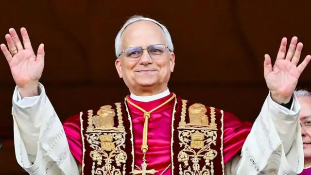 ርእሰ-ሊቃነ-ጳጳሳት ሊዮ መበል 14 ኣእዳዎም ዘርጊሖም ንህዝቦም እናባረኹ