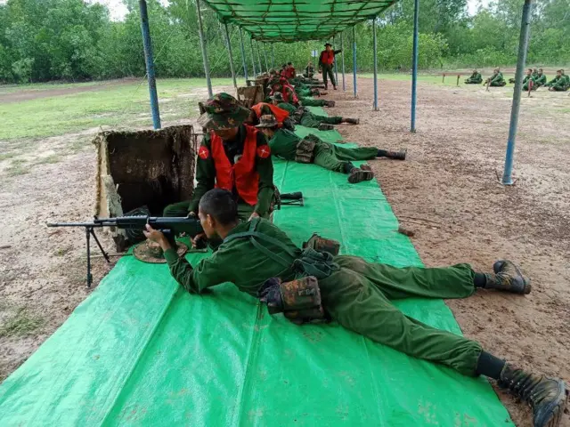 စစ်မှုထမ်းသင်တန်းမှာရှိနေတဲ့ လူငယ်တွေ