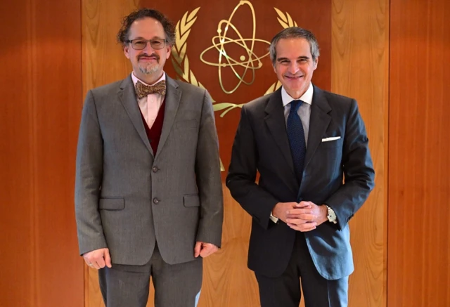 رافائل گروسی و کریستوفر یو، معاون وزیر امور خارجه آمریکا در مقر سازمان بین‌المللی انرژی اتمی در وین