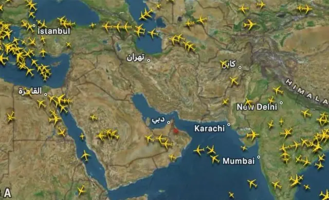 Скриншот FlightRadar, на котором видно, как самолеты облетают регион.