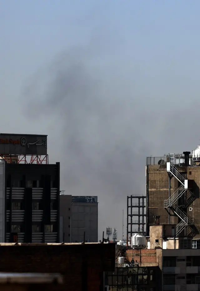 Columnas de humo en Teherán