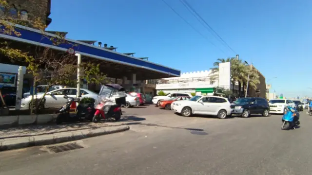 مجموعة من المركبات قرب محطة وقود