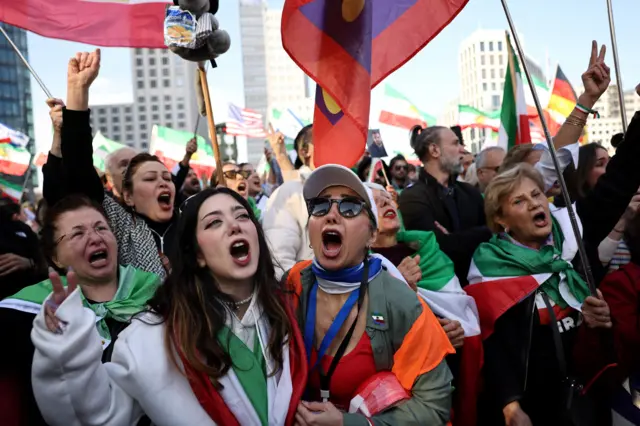 Iraníes en el exilio y sus simpatizantes protestan por un cambio de régimen, el día en que Israel y Estados Unidos llevaron a cabo ataques en Irán, en Berlín, Alemania.
