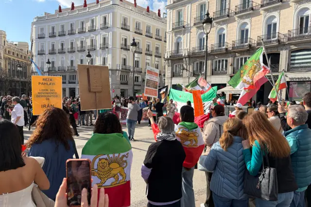 Los partidarios iraníes del heredero del último sah de Teherán, Reza Pahlavi, se reúnen en Madrid tras los ataques de Estados Unidos e Israel contra Irán.