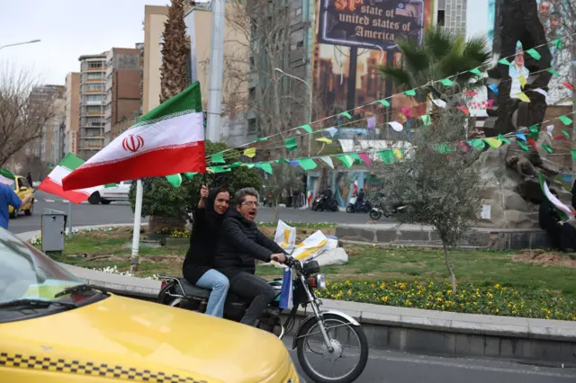 يلوح راكبو الدراجات النارية بالأعلام الإيرانية خلال احتجاجات مناهضة للولايات المتحدة وإسرائيل في طهران، إيران، 28 فبراير 2026