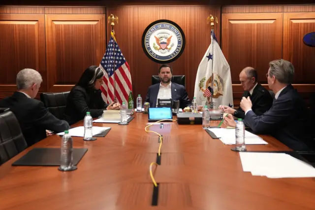 El vicepresidente JD Vance encabeza una reunión en una "sala de situación"