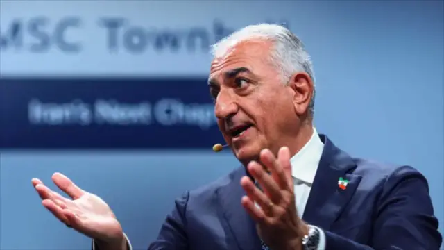 عکسی از رضا پهلوی با دریشی آبی رنگ