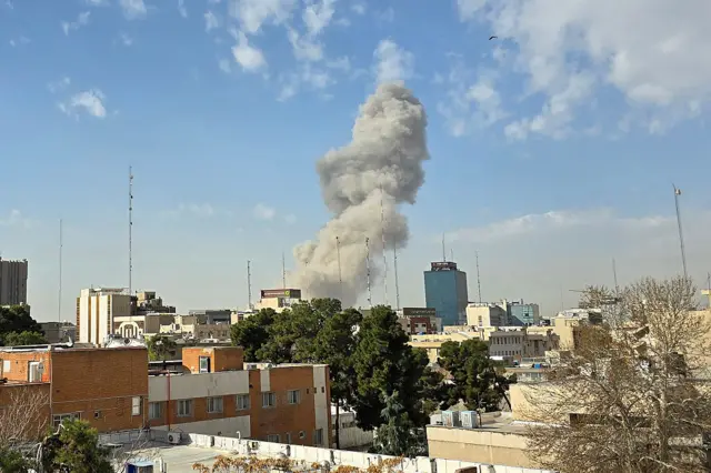 Columnas de humo en Teherán
