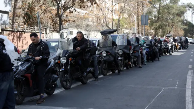 ينتظر الناس دورهم خارج محطة وقود، بعد أن شنت إسرائيل والولايات المتحدة غارات على إيران، في طهران، إيران، 28 فبراير/شباط 2026.