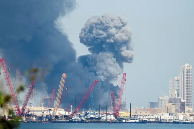 Humo sobre Manama, capital de Bahréin.