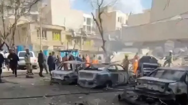 Постарадвшие автомобилv в Тегеране, 28 февраля. Снимок верифицирован агентством Reuters
