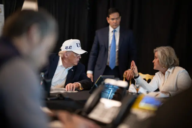 Donald Trump y Susie Wiles hablan, junto a Marco Rubio
