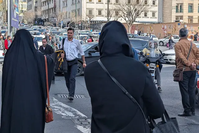 El tráfico en la capital de Irán tras los ataques
