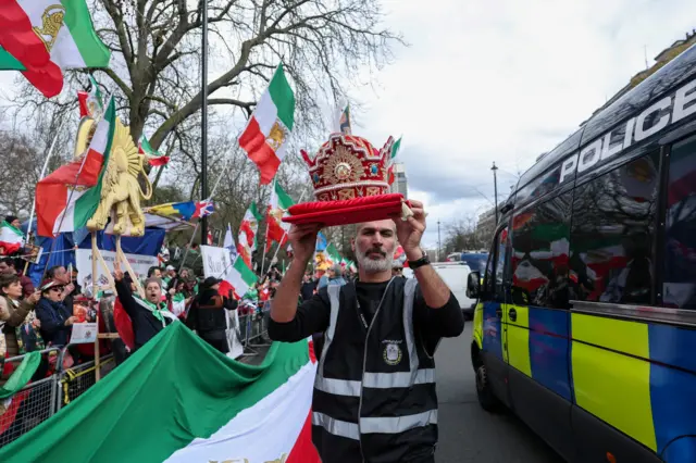 Críticos del régimen del ayatolá se manifiestan en Londres.