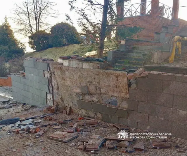 поврежденная облицовка лестницы на холме