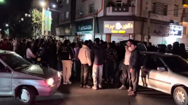 Personas en una calle de Karaj